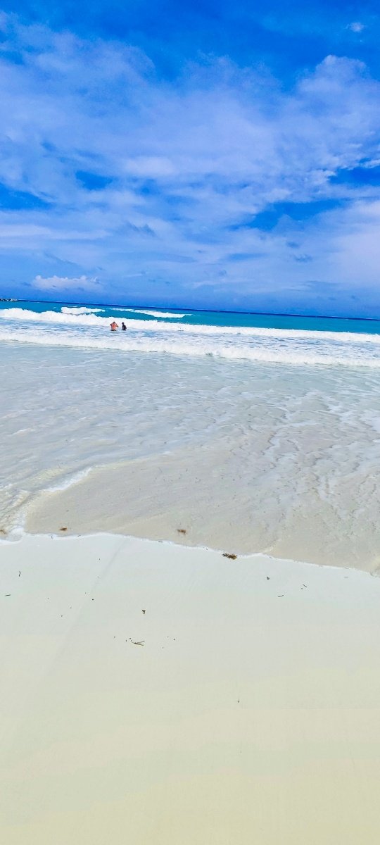 Primer plano del agua cristalina acariciando la arena en Playa Gaviota azúl o playa forum en Cancún. © 2024 Castor Daniel Oregel Maldonado